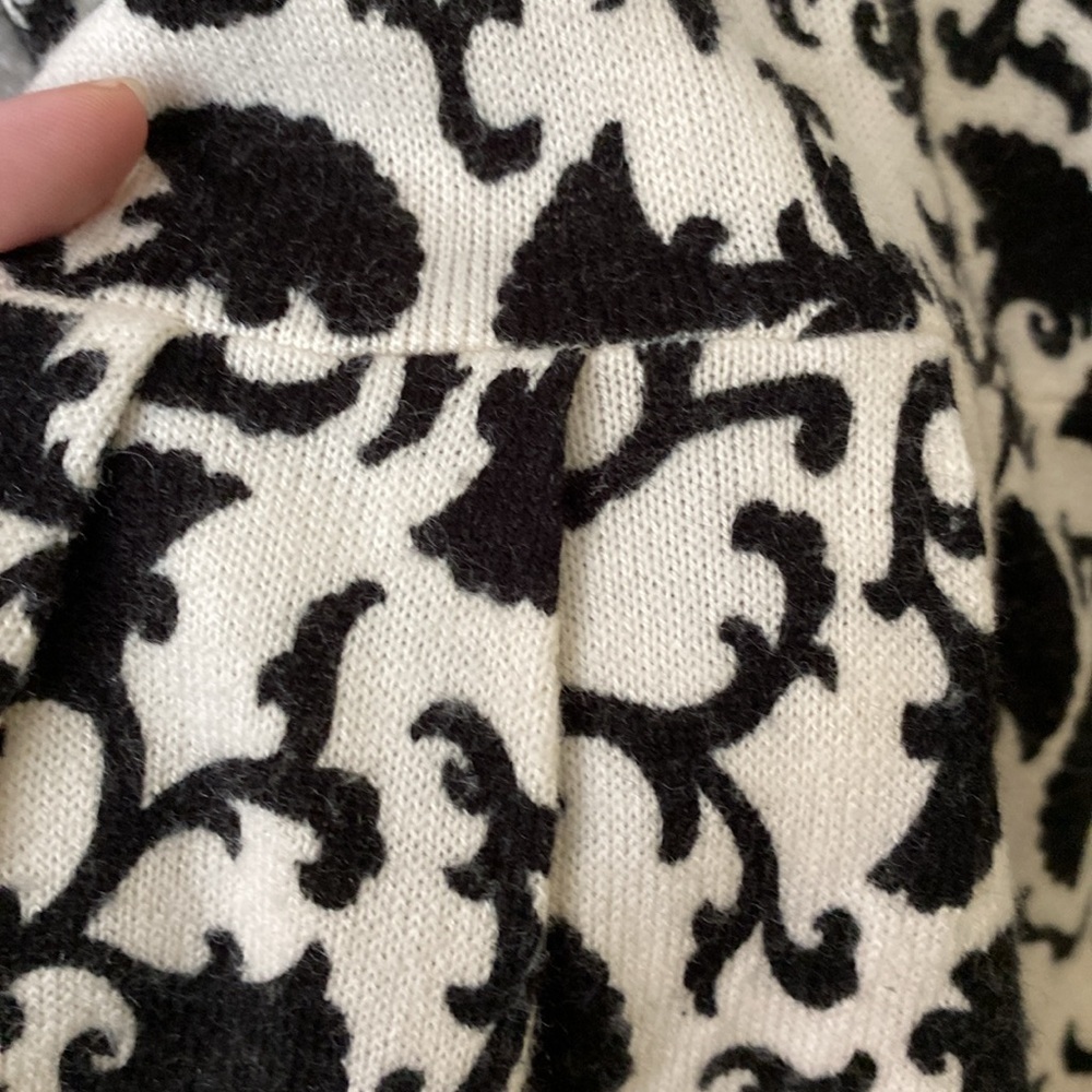Delia’s sweater - Picture 6 of 9